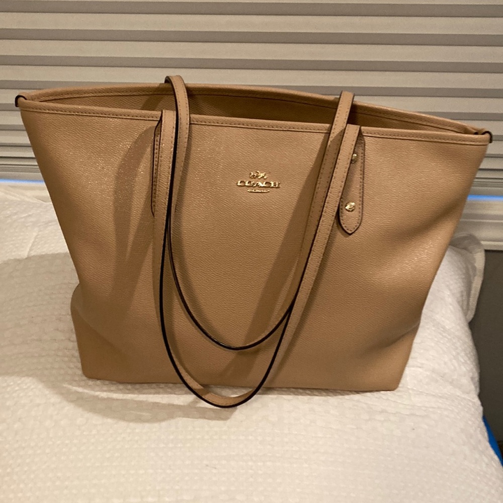 Large Tan Leather Coach Tote in Excellent condition! You will love it!😁♥️
